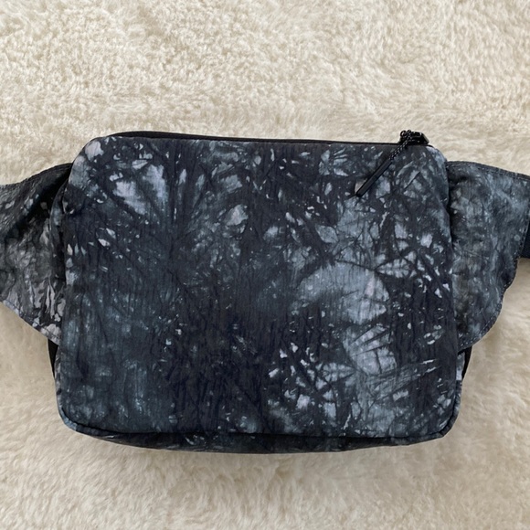 ❤️ Lululemon Clean Lines Belt Bag Lululemon Graphic Black Grey NWOT - Picture 7 of 13